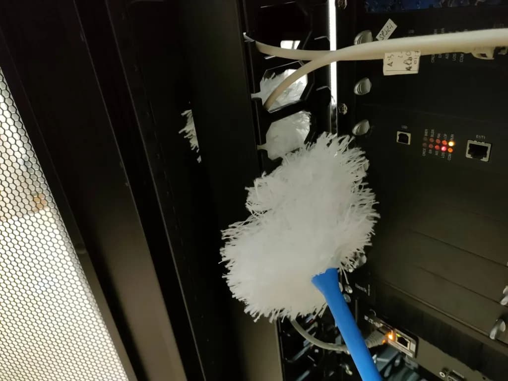 Nettoyage d'armoires réseau et câblages en data center