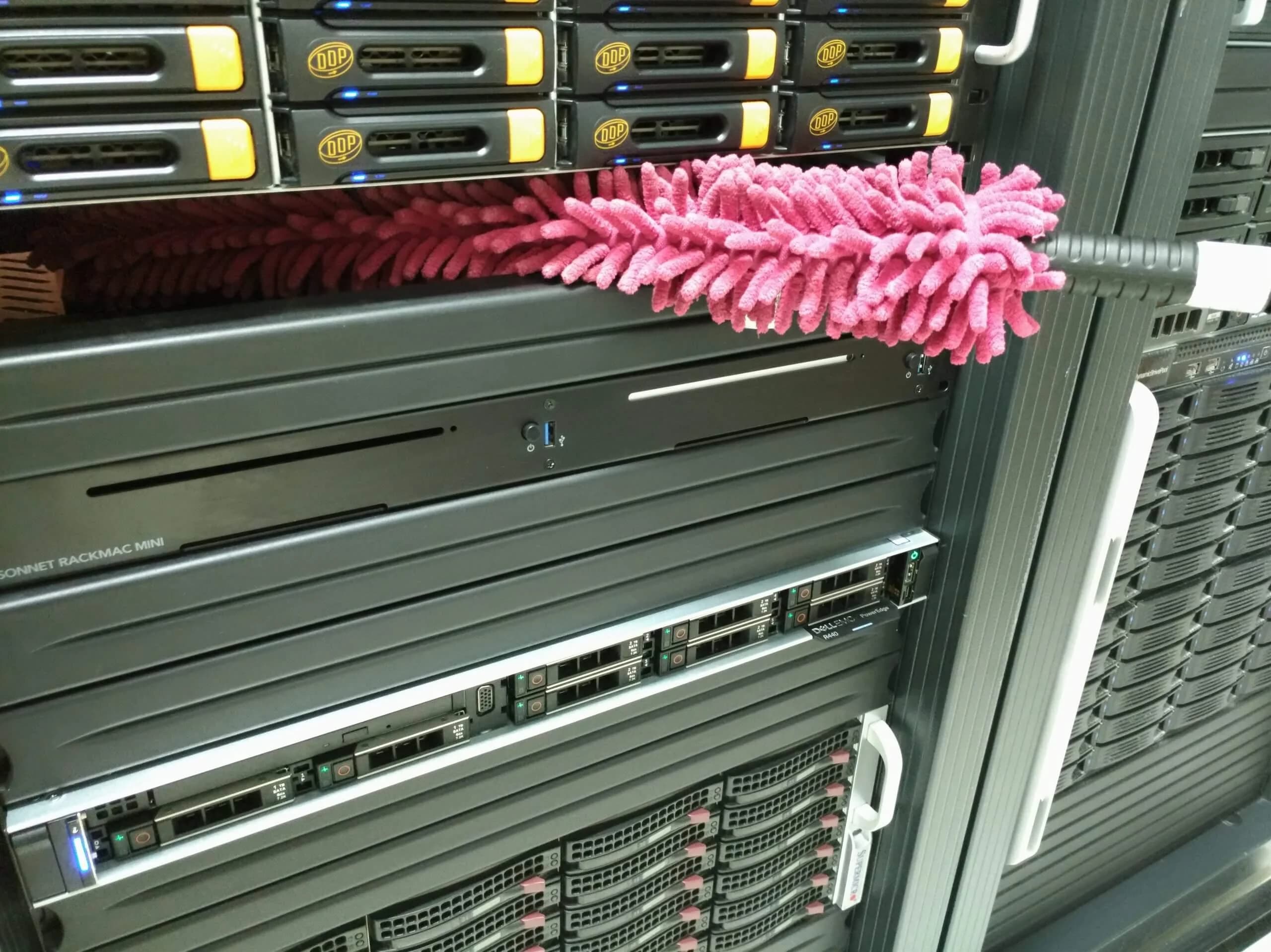 Nettoyage data center — dépoussiérage baies serveurs