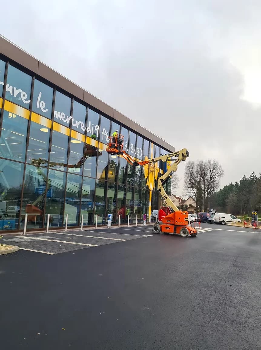 Technicien nettoyage vitrerie en hauteur