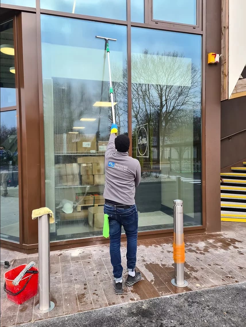 Nettoyage de baies vitrées et devantures commerciales