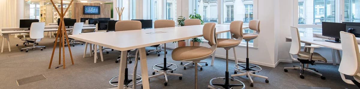 Nettoyage de sièges de bureau : le geste qui prolonge la vie de votre mobilier